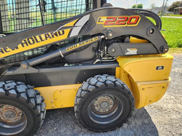 Image of New Holland L220 equipment image 4