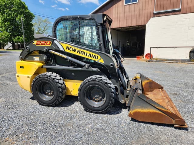 Image of New Holland L220 equipment image 1