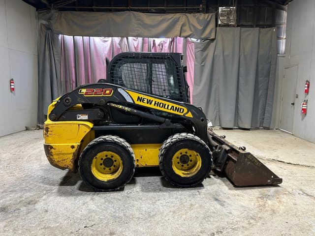 Image of New Holland L220 equipment image 4