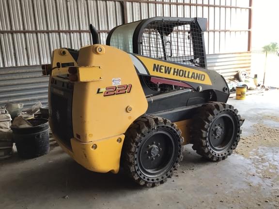 Image of New Holland L221 equipment image 4