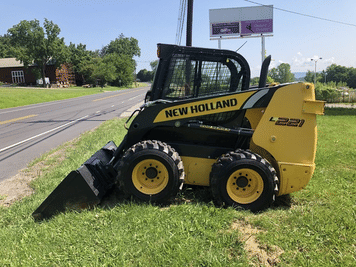 Main image New Holland L221