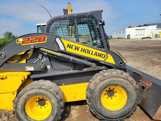 Image of New Holland L228 equipment image 3