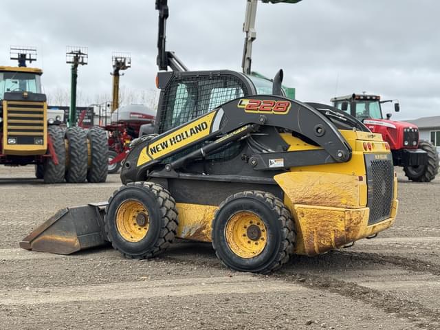 Image of New Holland L228 equipment image 3