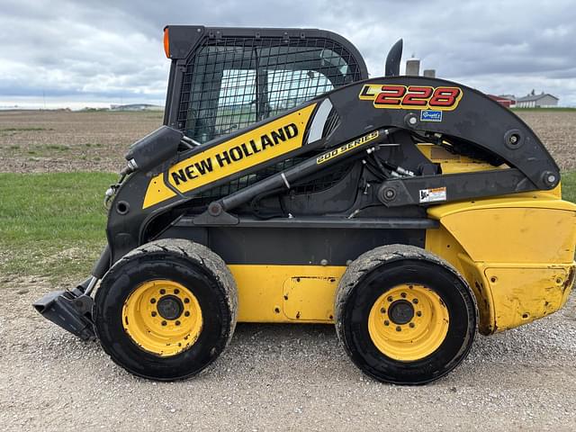 Image of New Holland L228 equipment image 4