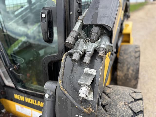 Image of New Holland L228 equipment image 3