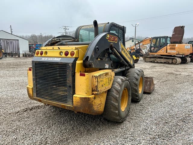 Image of New Holland L230 equipment image 3
