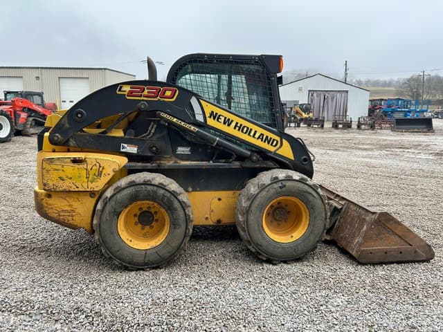 Image of New Holland L230 equipment image 4