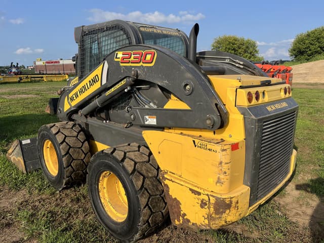 Image of New Holland L230 equipment image 4