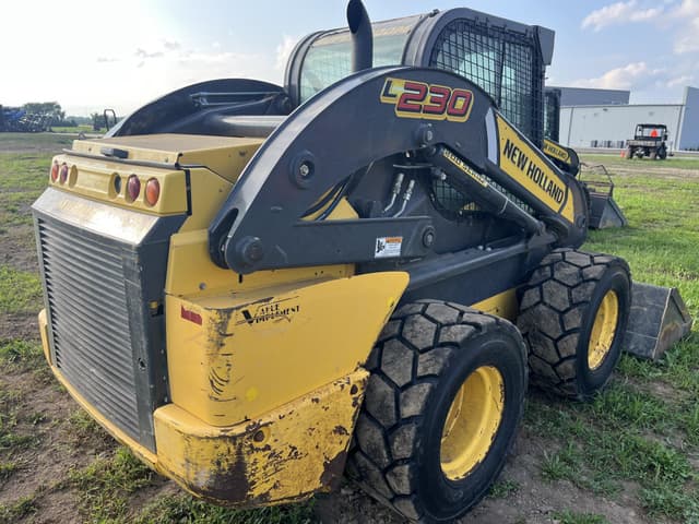 Image of New Holland L230 equipment image 3