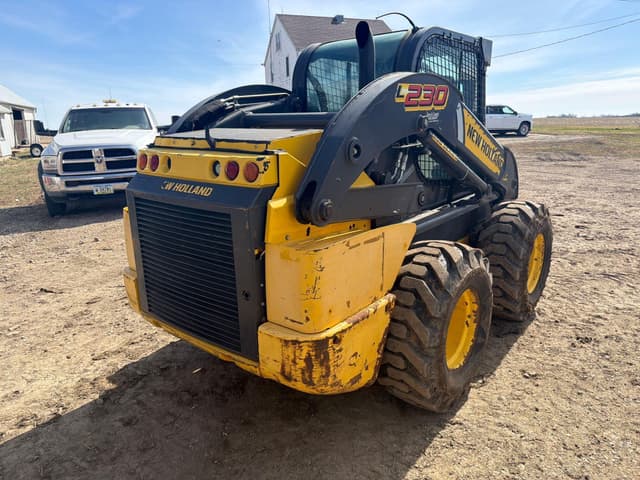 Image of New Holland L230 equipment image 3