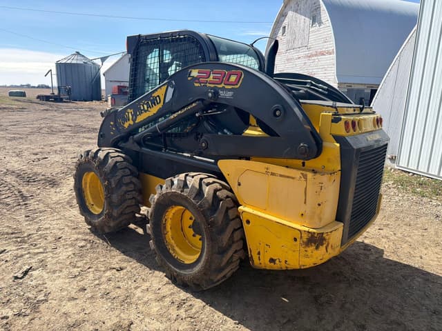 Image of New Holland L230 equipment image 4