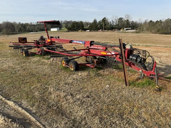 2016 New Holland 3223 Equipment Image0