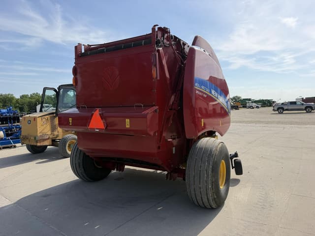 Image of New Holland RB560 equipment image 3