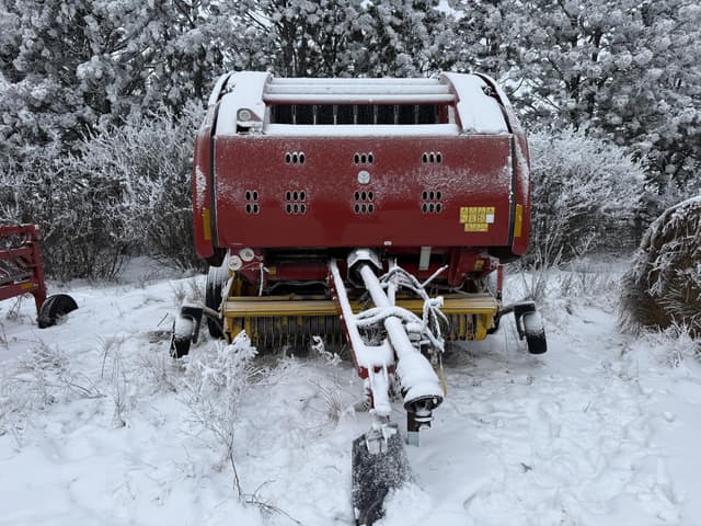 Image of New Holland RB560 equipment image 2