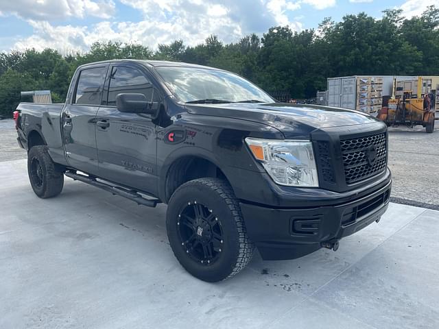 Image of Nissan Titan equipment image 1