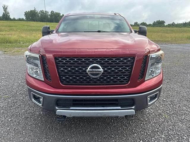 Image of Nissan Titan equipment image 1