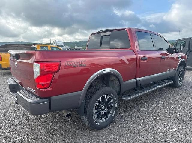 Image of Nissan Titan equipment image 3