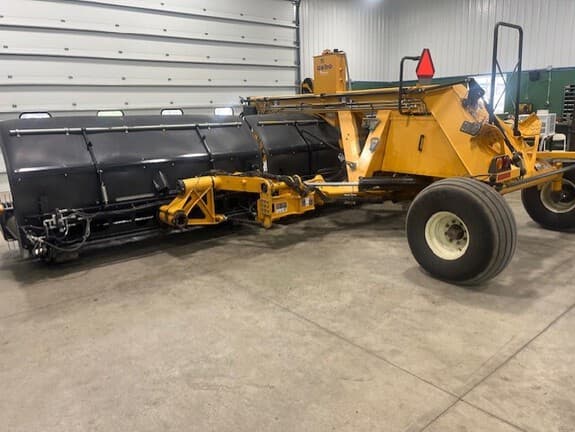 Image of Oxbo 330 equipment image 3