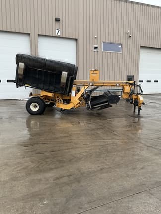 Image of Oxbo 330 equipment image 2