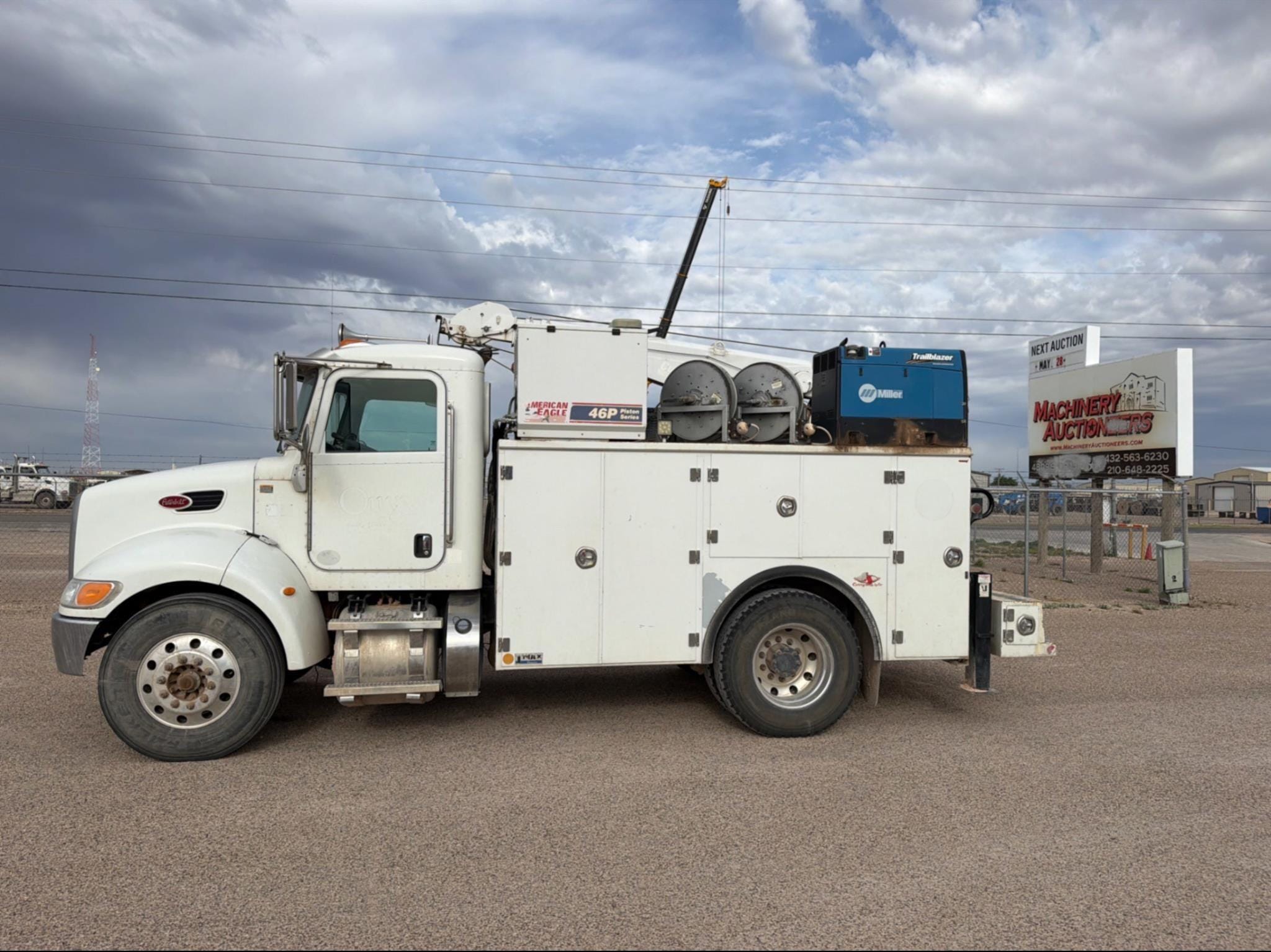 2016 Peterbilt 337 Equipment Image0