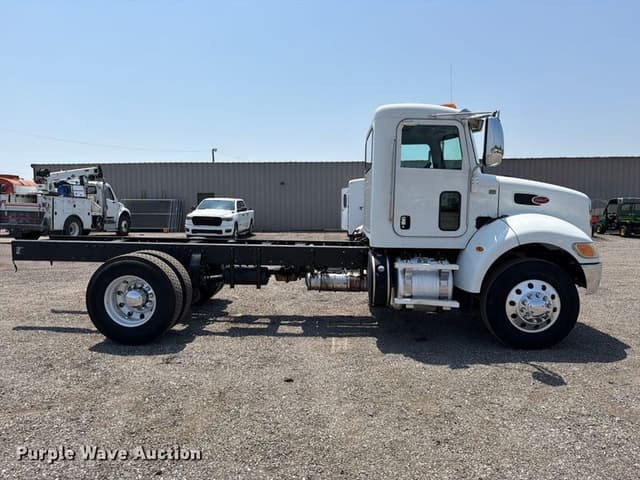 Image of Peterbilt 337 equipment image 3