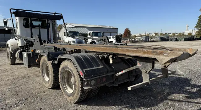Image of Peterbilt 348 equipment image 4