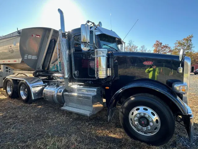 Image of Peterbilt 367 equipment image 4