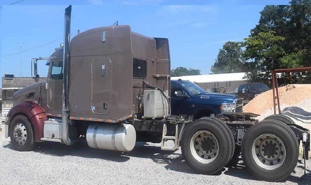 Image of Peterbilt 386 Primary image