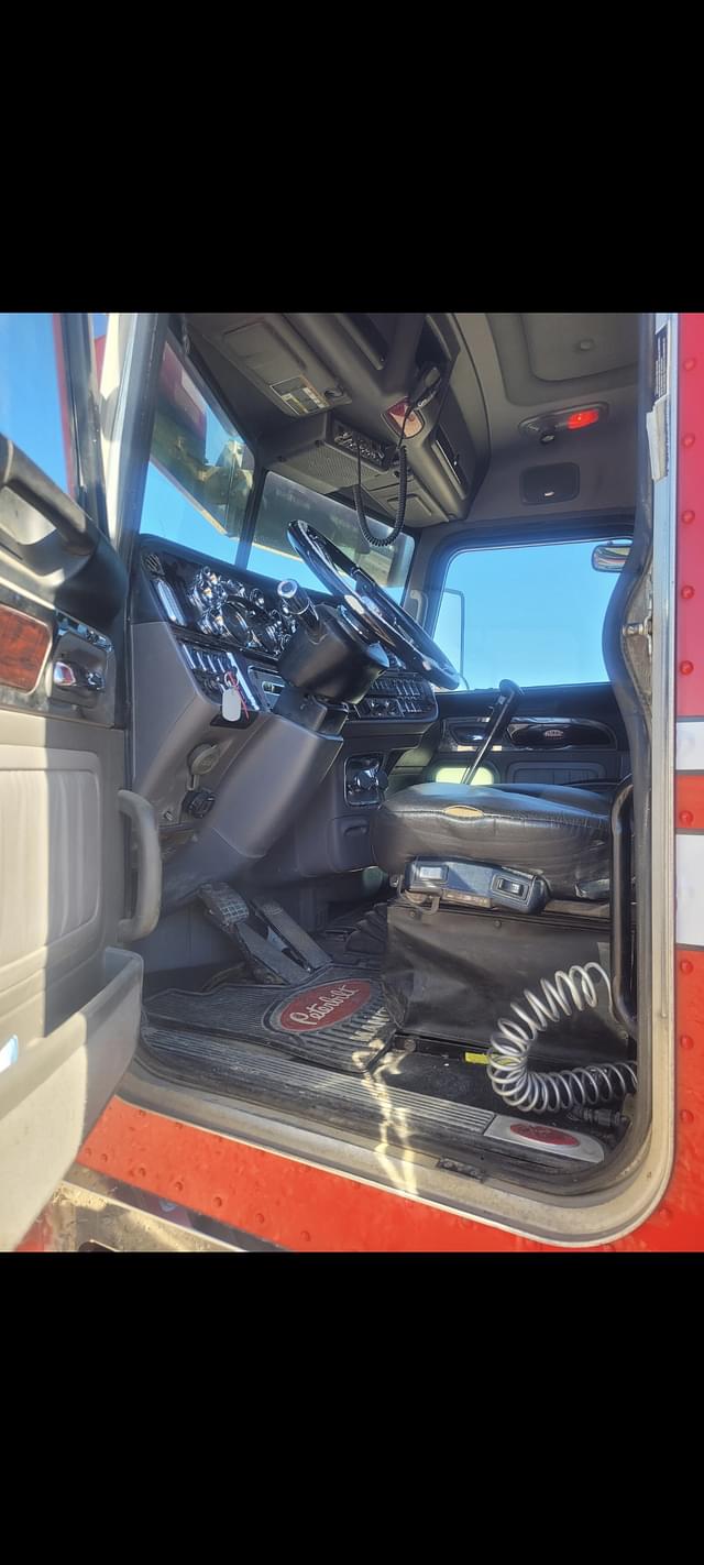 Image of Peterbilt 389 equipment image 4