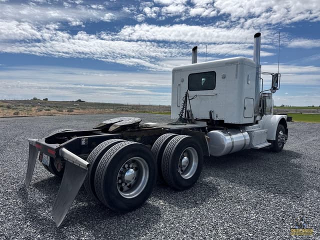 Image of Peterbilt 389 equipment image 4