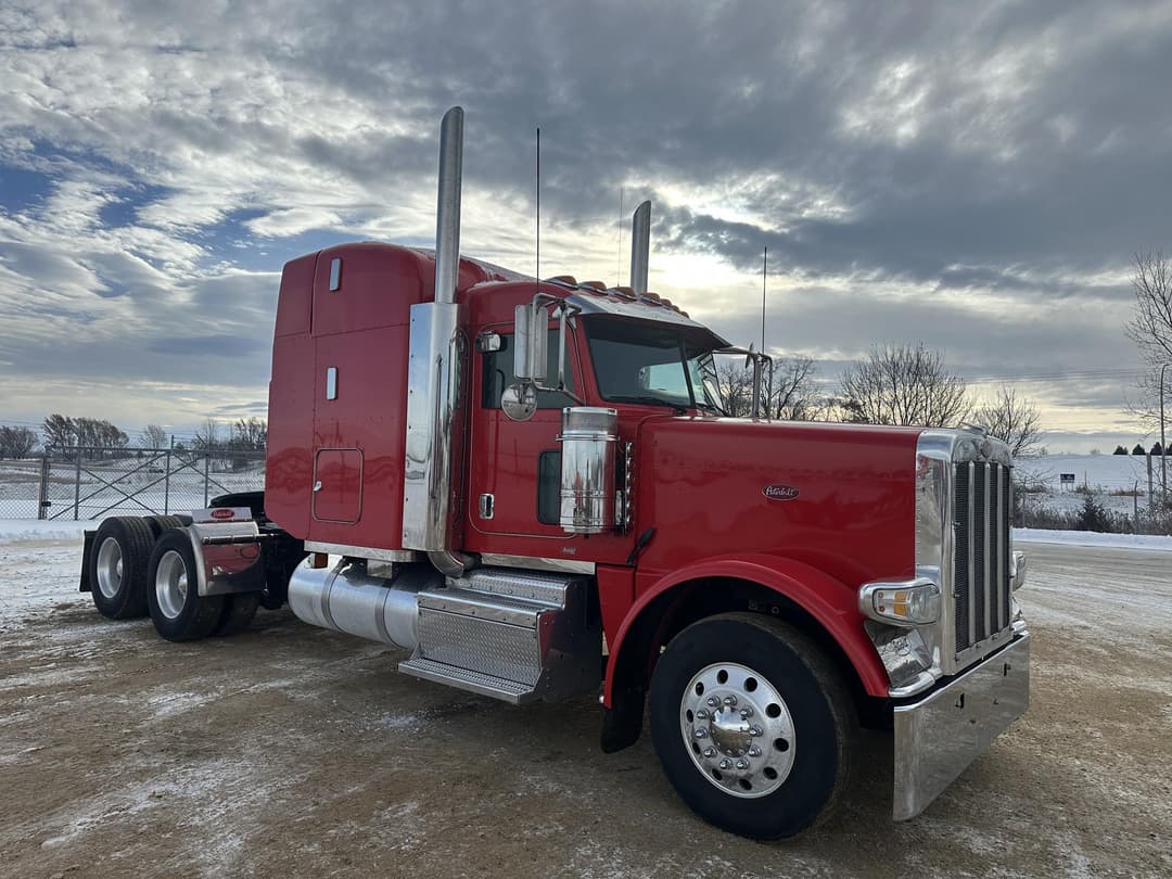 Image of Peterbilt 389 Primary image