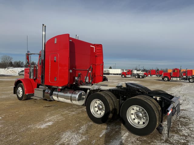 Image of Peterbilt 389 equipment image 4