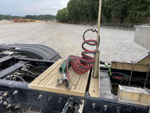 Image of Peterbilt 389 equipment image 4