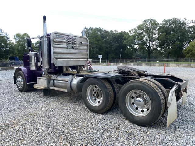 Image of Peterbilt 389 equipment image 1