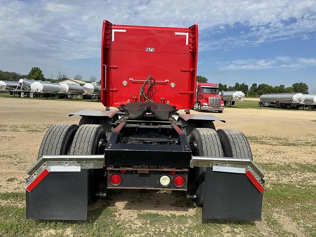 Image of Peterbilt 389 equipment image 3
