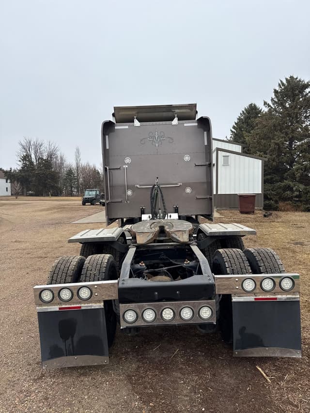 Image of Peterbilt 389 equipment image 4