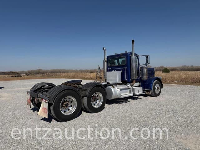 Image of Peterbilt 389 equipment image 4