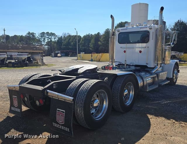 Image of Peterbilt 389 equipment image 4