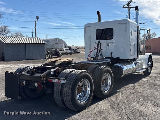 Image of Peterbilt 389 equipment image 4