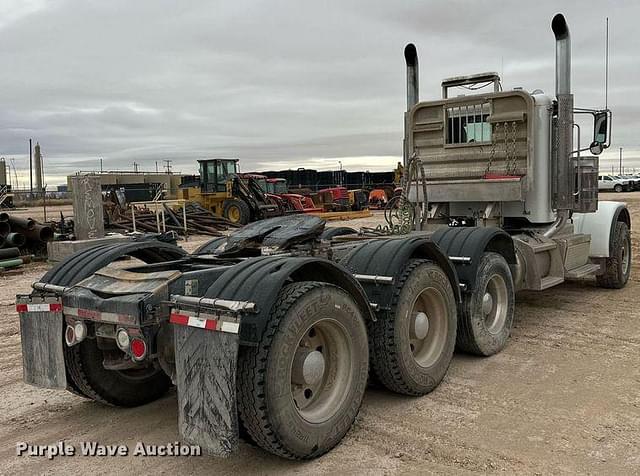 Image of Peterbilt 389 equipment image 4