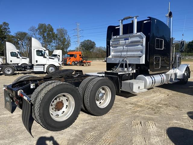 Image of Peterbilt 389 equipment image 2