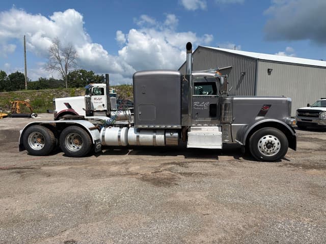 Image of Peterbilt 389 equipment image 3