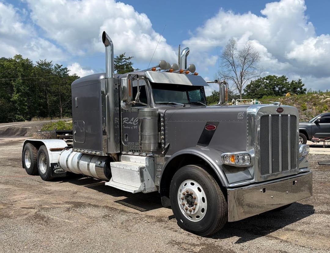 Image of Peterbilt 389 Primary image