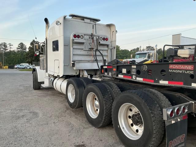 Image of Peterbilt 389 equipment image 4