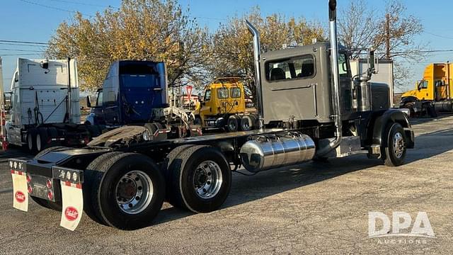 Image of Peterbilt 389 equipment image 4