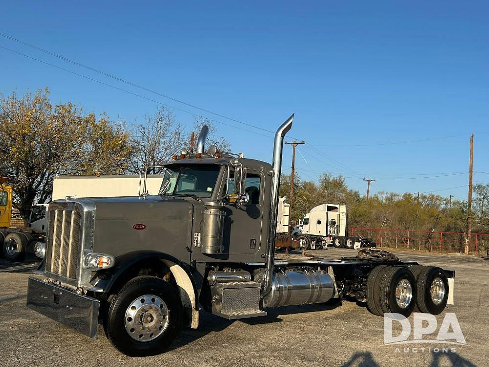 Image of Peterbilt 389 Primary image