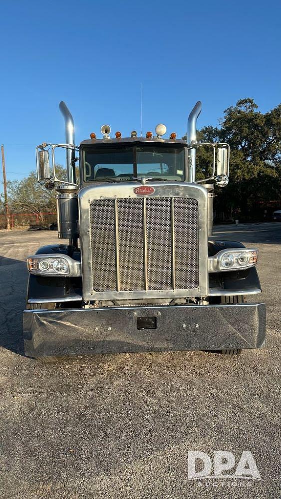 Image of Peterbilt 389 equipment image 1