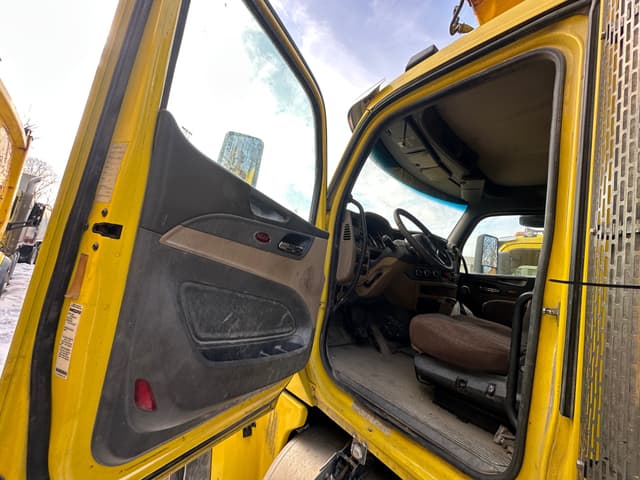 Image of Peterbilt 567 equipment image 3