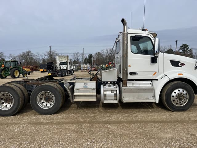 Image of Peterbilt 567 equipment image 4