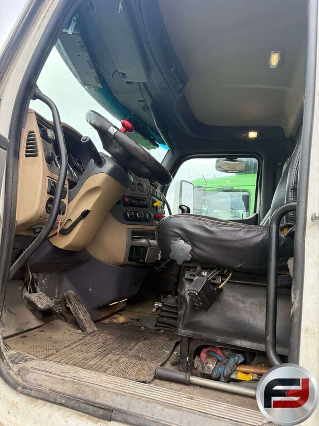 Image of Peterbilt 567 equipment image 4